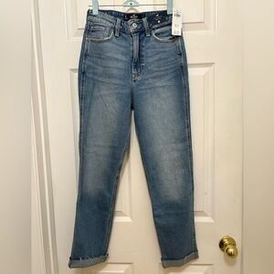 Hollister NWT Ultra High Rise Mom Jean- Size 1R